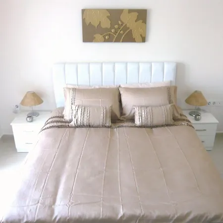 Wonderful 2 Bed First Floor Home In An Outstanding Community, Ticks Every Box Appartement